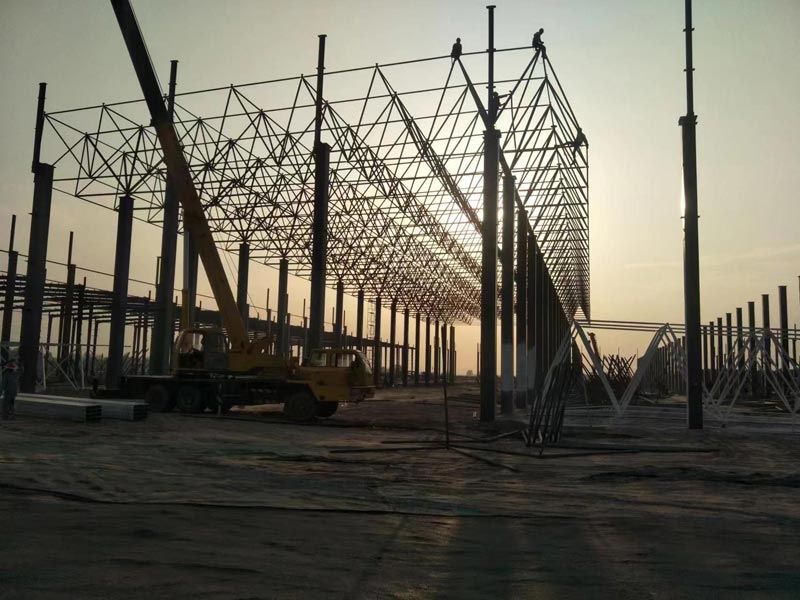 華中重鋼小編今天為您簡(jiǎn)述：鋼結(jié)構(gòu)的優(yōu)勢(shì)優(yōu)點(diǎn)有哪些？?jī)H供參考